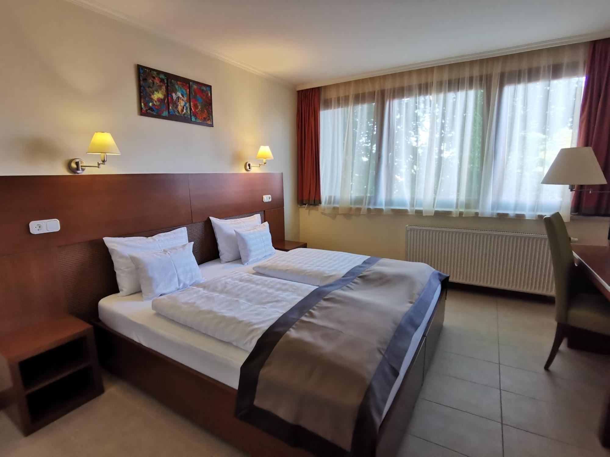 Hotel Villa Pax Balatonalmádi Szoba fotó